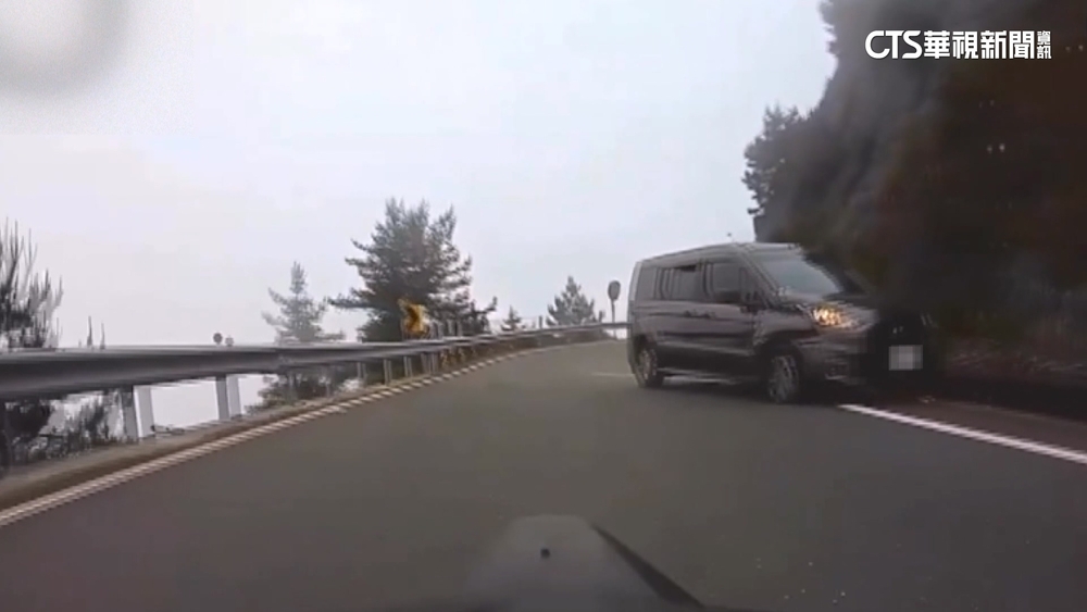 恍神危駕？　合歡山「蛇行」猛撞護欄　多車驚閃劫！