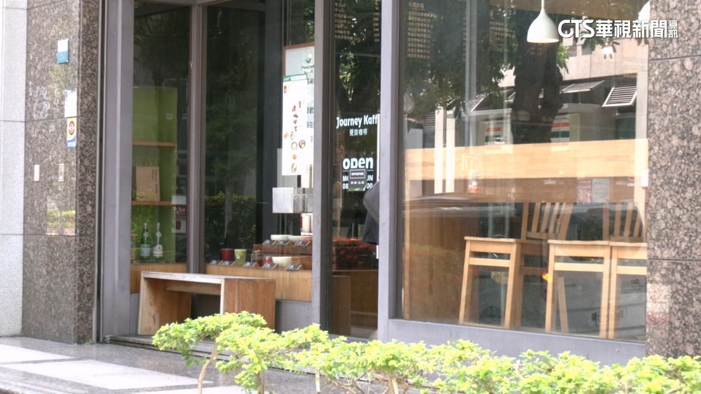 吃沙拉爬出「小強」　外送出包？　餐廳爆食安危機？