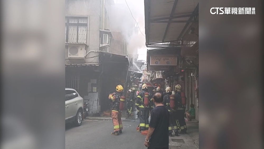 三重透天厝竄火！　女衝上樓救人　2人困火窟一度命危