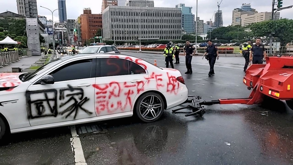 男子開車衝撞總統府花台 車身噴「國家認知作戰」等字　警方帶回釐清動機