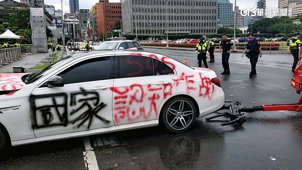 賓士男朝AIT按喇叭又衝撞總統府　車噴滿抗議文