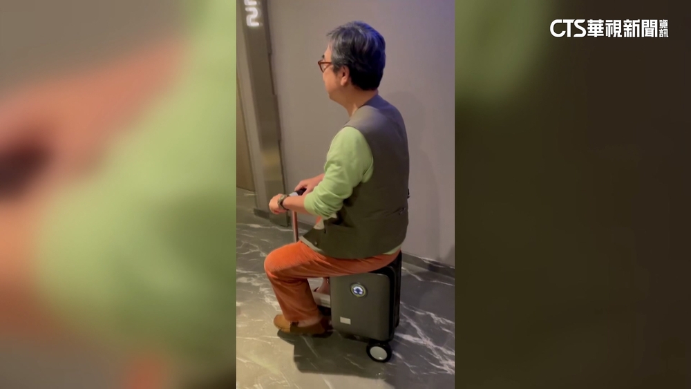 脊損醫騎電動行李箱遭保全制止　百貨歉：加強教育