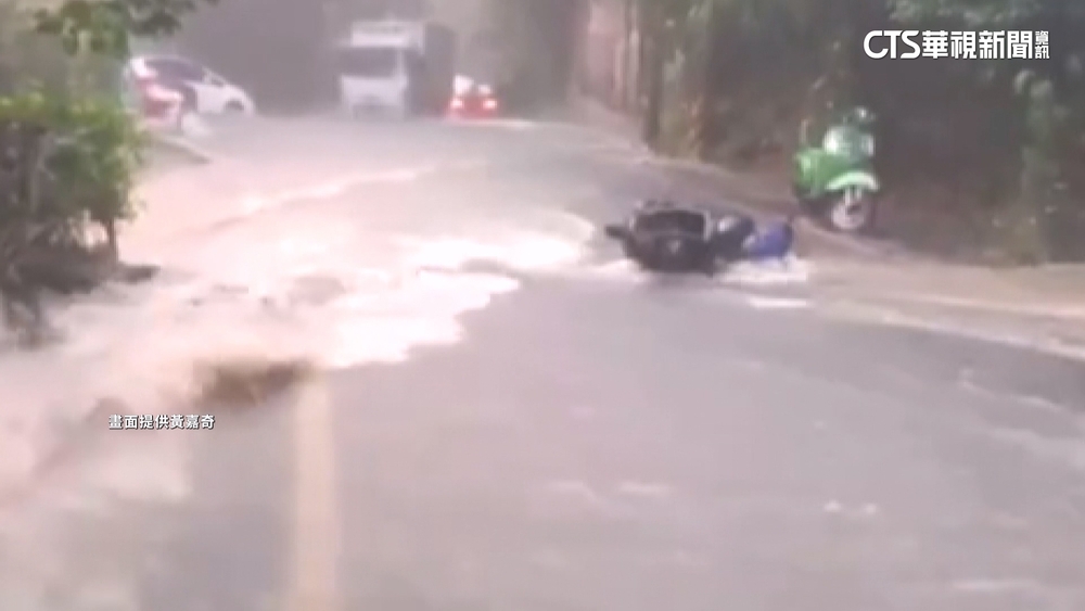 新北大暴雨！　新店永業路淹水泥流瀉　騎士人車慘摔