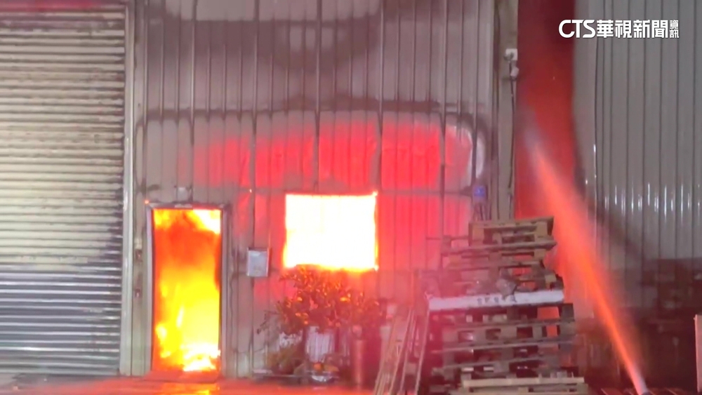 桃園大園倉儲深夜大火　廠內疑存放大量機油.鋰電池