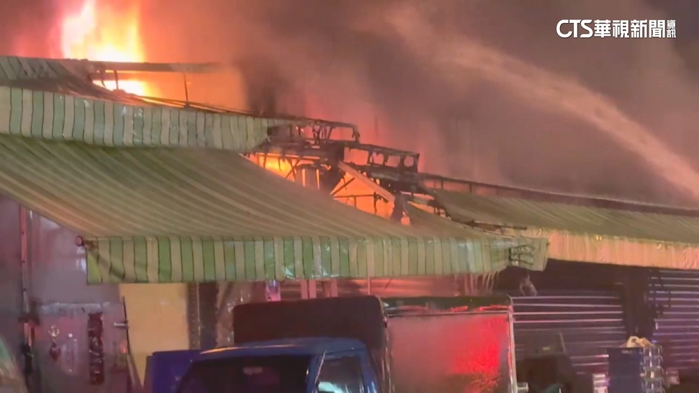 台中北屯蔬果行暗夜火警！　濃煙竄天際遠處可見