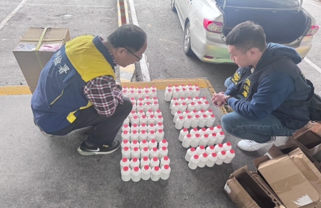 雲林檢在物流公司的嘉義營業所，查扣從中國非法進口的濃縮禽流感疫苗、水禽小病毒抗體疫苗。圖／雲林地檢署提供