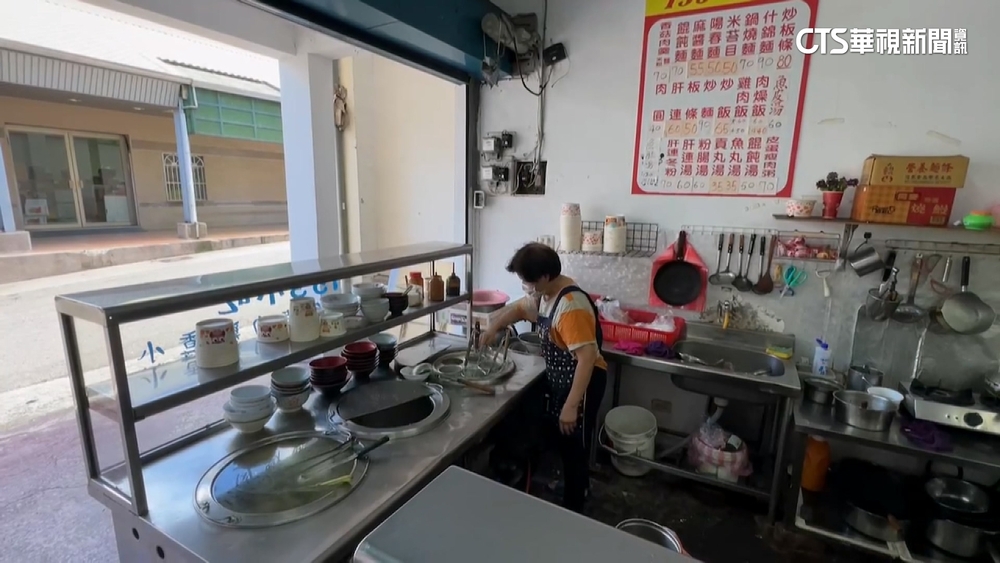 小吃店內外價目表不一 業者歉:已丟棄舊板子