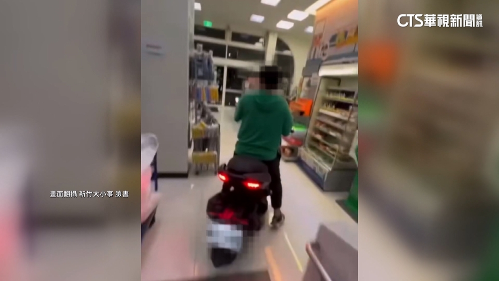 誇張！男騎機車夜闖醫院超商　友人全程跟拍