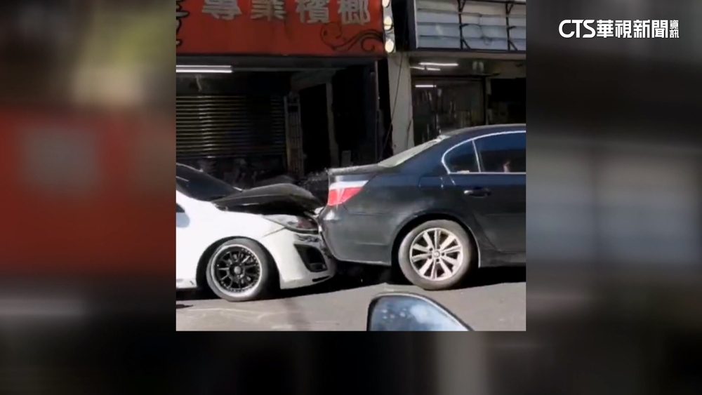行車糾紛街頭追逐變追撞　目擊民眾：以為爆炸