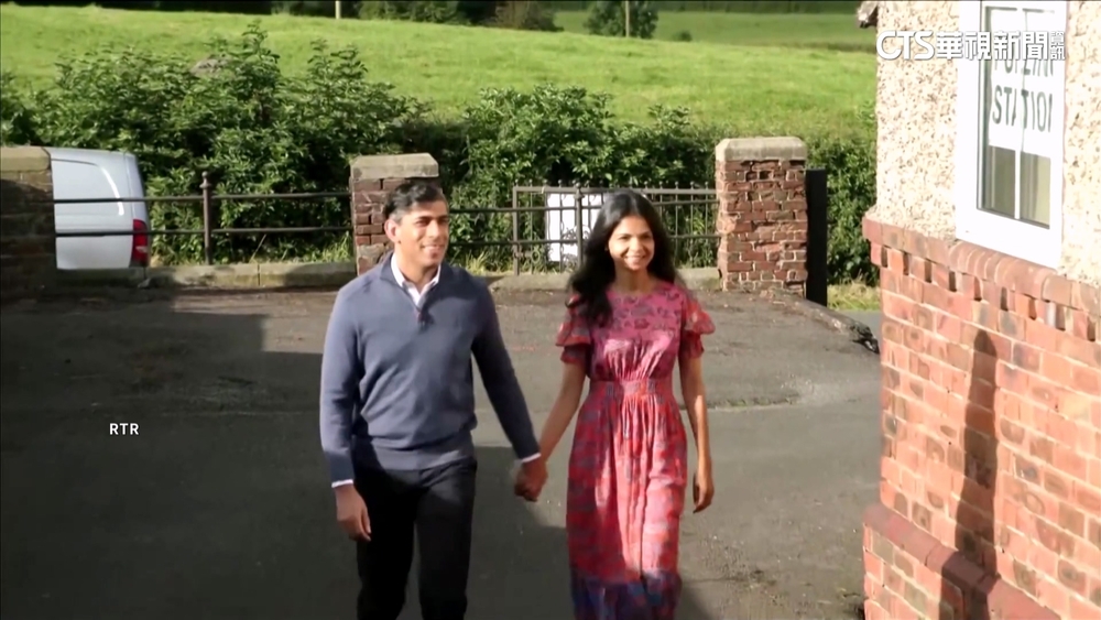 英國會改選結果明出爐！　首相蘇納克偕妻投票