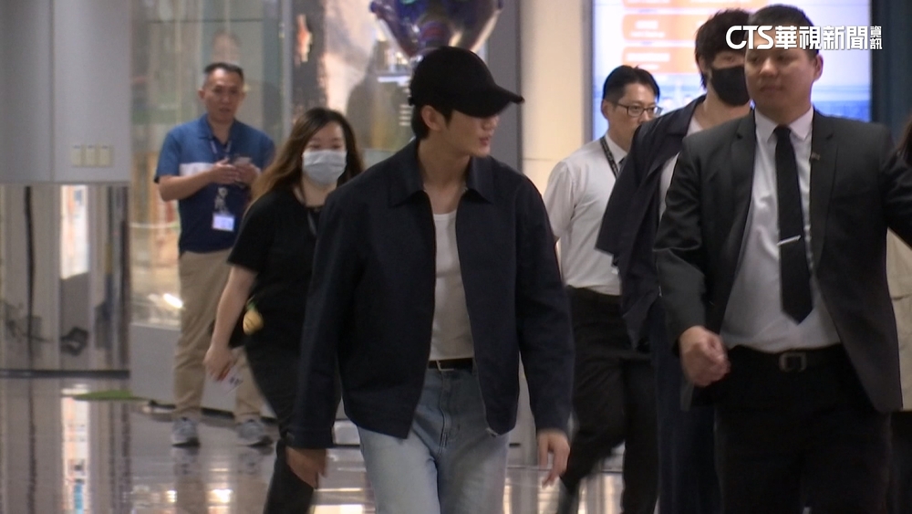 「白女婿」來了！金秀賢現身桃機　逾800粉絲尖叫接機