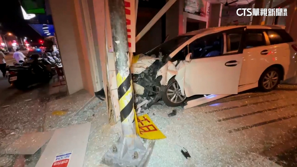 駕駛恍神自撞店面！轎車車頭全毀　滿地碎玻璃