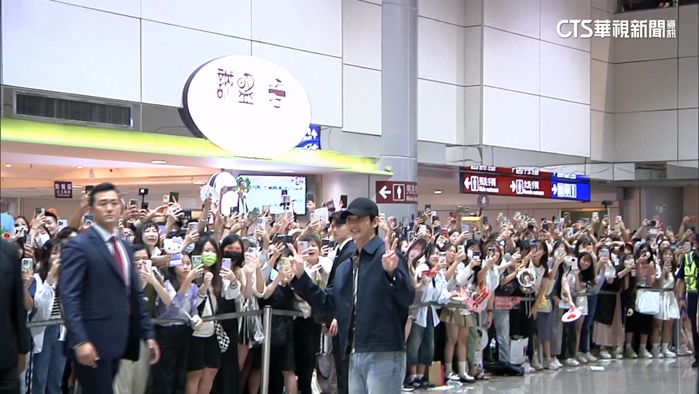 下機就被粉絲包圍　 金秀賢拋電動車走向大廳寵粉