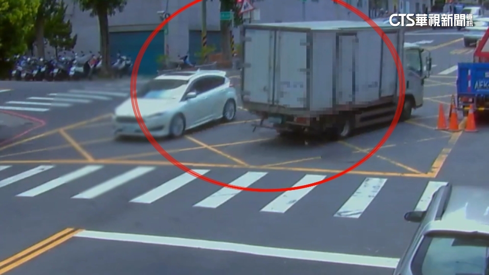 手剎車沒拉緊...貨車倒退撞7車　再衝民宅騎樓