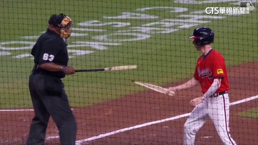 MLB斷棒噴飛插進土裡　裁判球僮拿來比「擊劍」