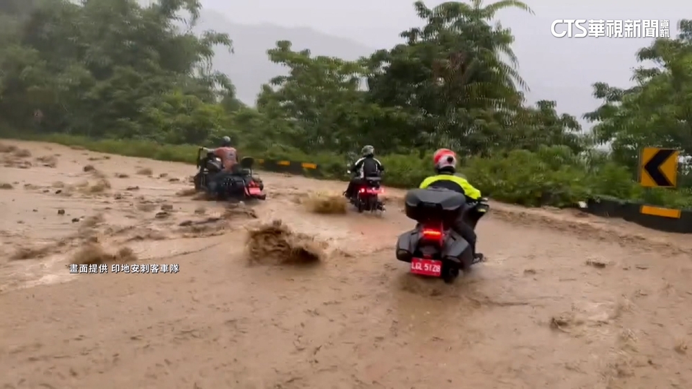 險！重機車隊跑山遇土石流險卡關　冒險涉水下山