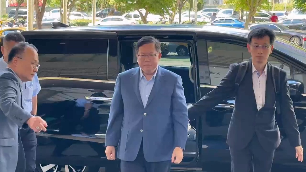 交保被撤銷！鄭文燦面色凝重偕律師　赴桃院重開羈押庭