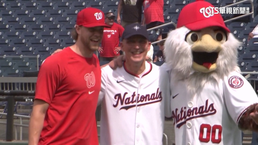 北約秘書長為國民隊開球　親和力十足