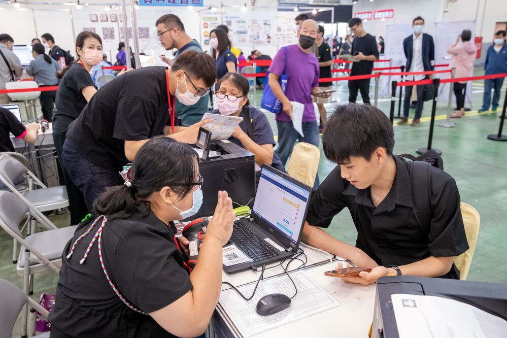 中彰投分署逾50場徵才 科技業大廠招近百職缺 月薪上看69K