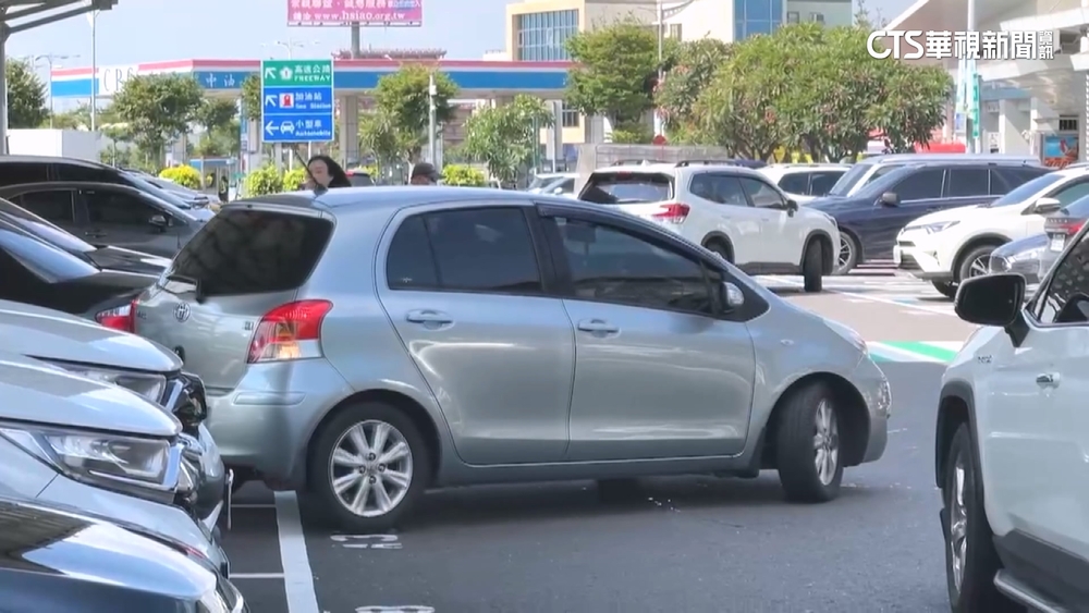 休旅車插隊搶位　服務區保全「喝令倒車離開」網大讚