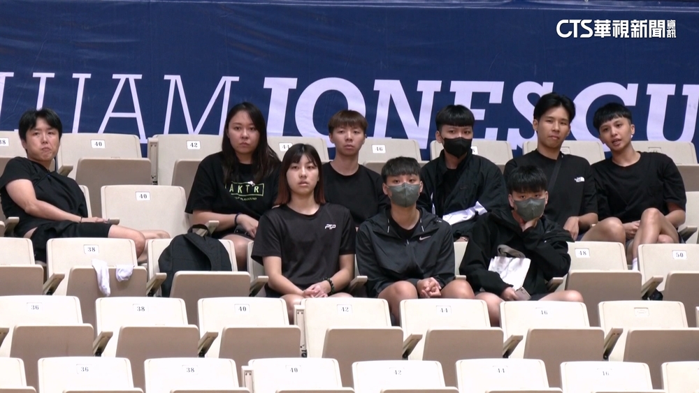 瓊斯盃男女籃同工不同酬！　球迷「黑衣」抗議挺球員