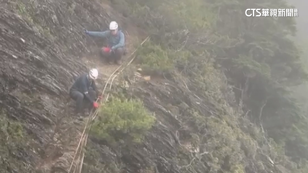 6旬男登山墜邊坡亡　搜救隊搶救路滑險墜谷
