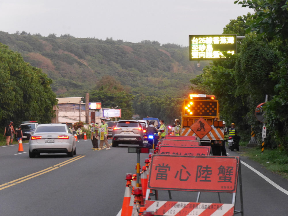 墾管處辦理守護陸蟹交通管制措施　守護陸蟹安心過路降海釋幼