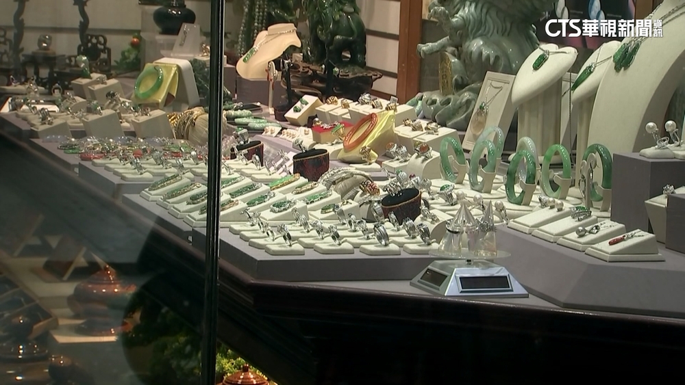 假買賣真搶劫！　男子銀樓搶2萬元金牌逃逸