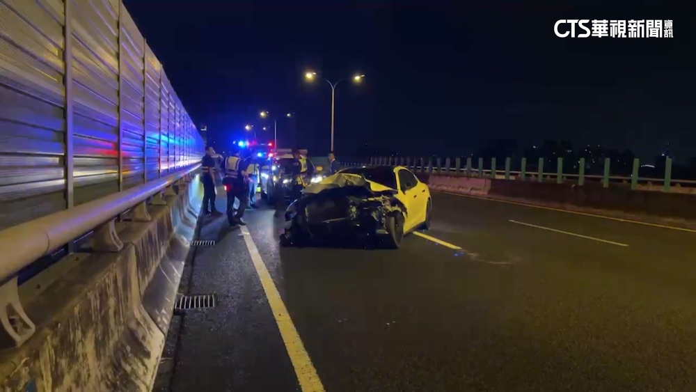 名車自撞.彈飛車道　警：找嘸駕駛.見血跡明顯有人受傷