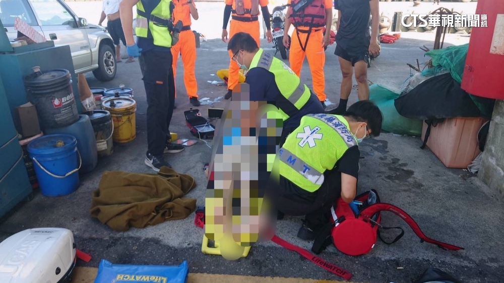 富岡漁港代步車失控「人車落海」　被救起送醫