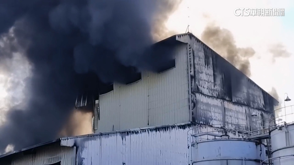 濃煙悚竄天際！　高雄岡山油炭科技工廠火警