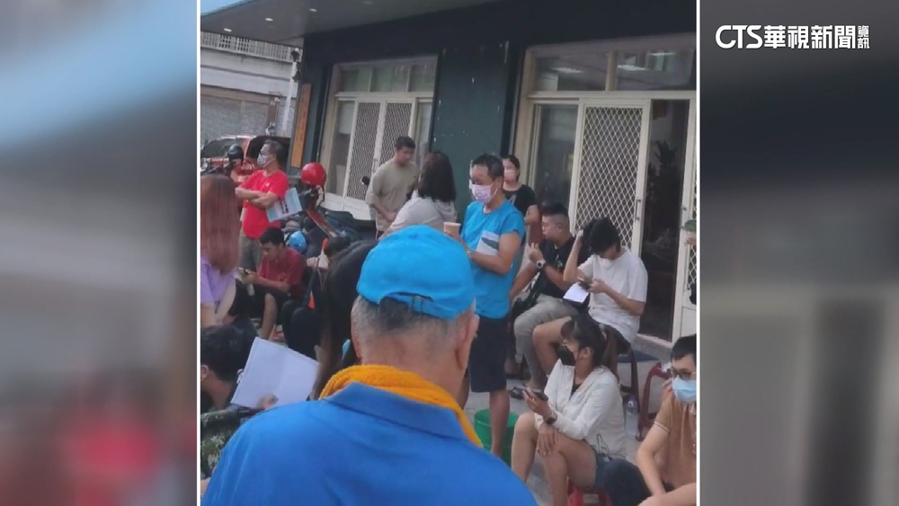 彰化下鄉考照70名額！　爸媽凌晨搶排　盼孩子考過