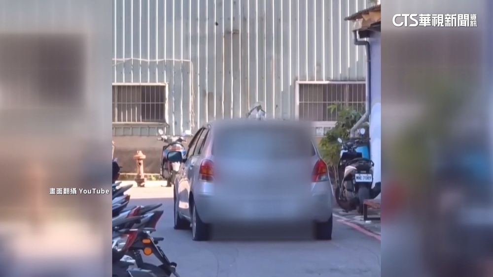 車臨停遭貼不雅字眼.輪胎洩氣　車主氣炸提告