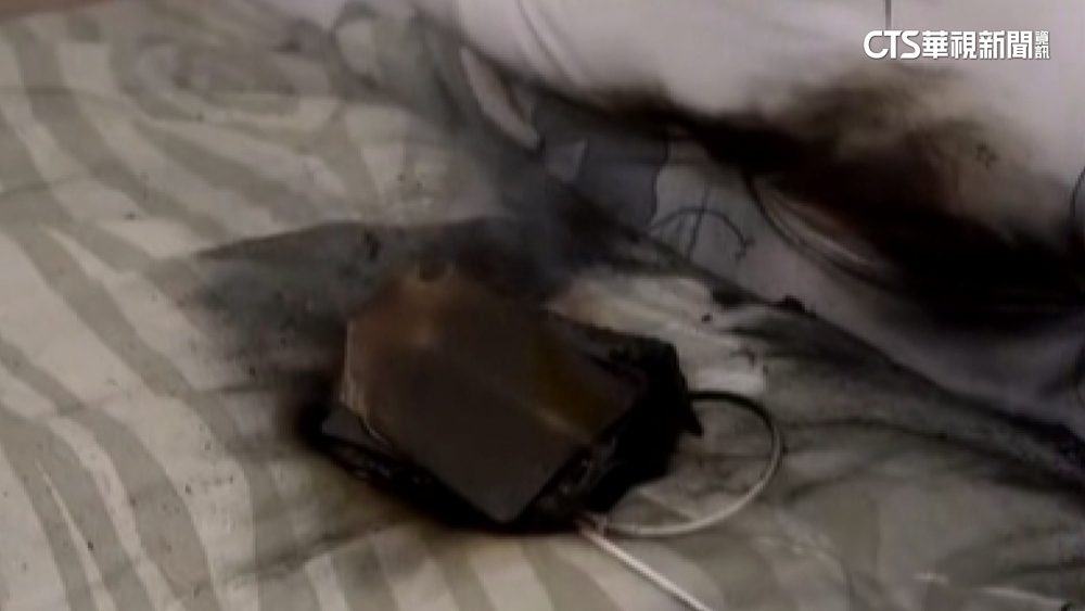 行動電源充電中突起火　距童僅10公分　母急抱逃