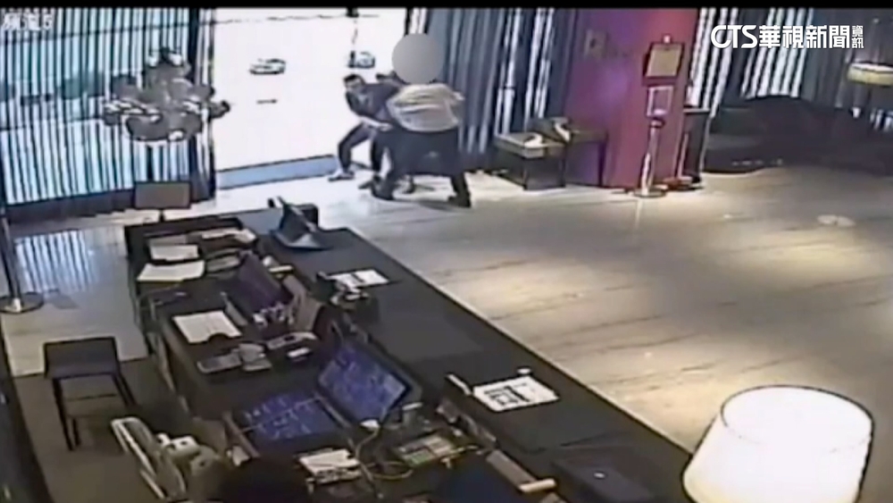 當街追通緝犯！　警急中生智逼進商旅　警民合作逮人