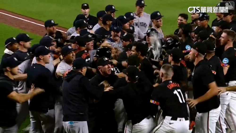 「法官」夯第33轟　基鶯大戰因觸身球爆「板凳清空」