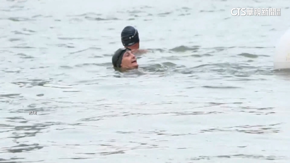 塞納河水質遭質疑　法國部長跳河稱「乾淨可游泳」