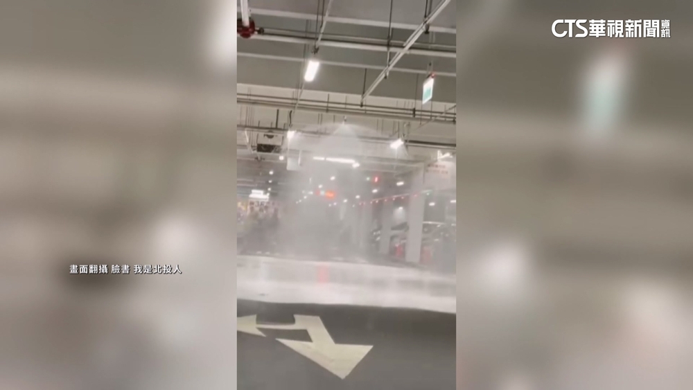 賣場停車場變「洗車場」？　駕駛撞柱「灑水系統」全開