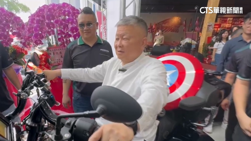 標哥愛重機！顏清標現身車聚　試乘限量款滿意催油門