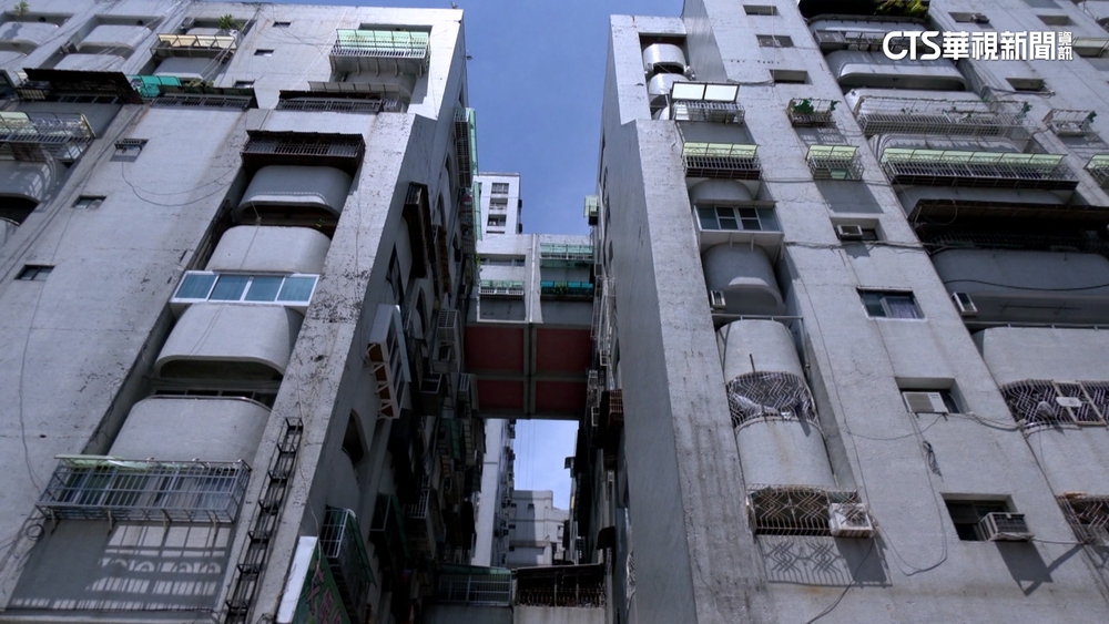 高雄版「天空之城」！　大樓間現「空橋住家」　民眾嘖嘖稱奇