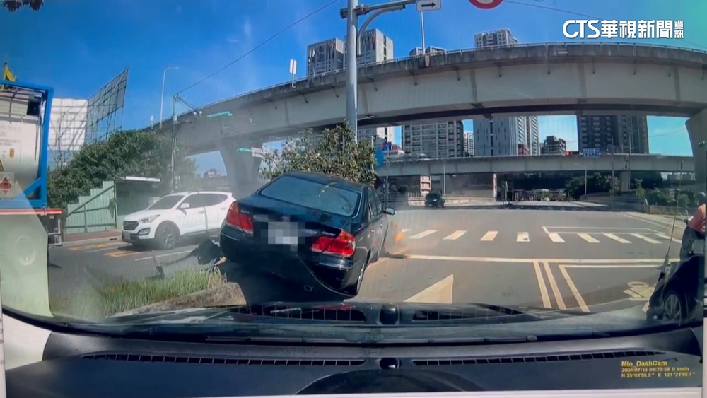 偷車賊心虛拒檢自撞安全島　警鳴槍嚇阻逮3人