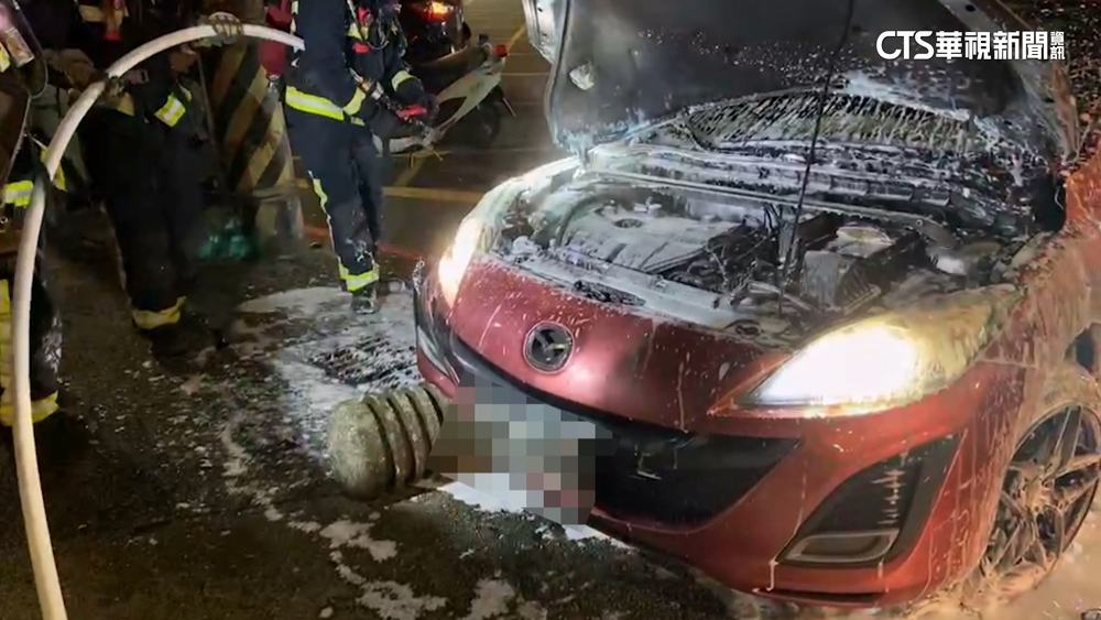 又見「喪屍菸彈」！基隆男疑毒駕撞石墩　猛催油門火燒車