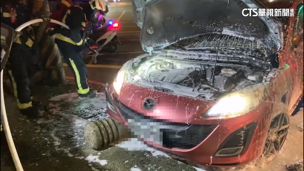 基隆男疑吸「喪屍煙彈」　自撞石墩猛踩油門燒胎