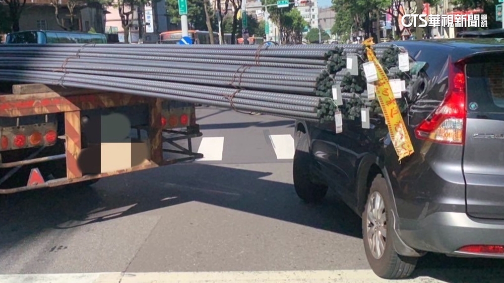 曳引車迴轉鋼筋插後車玻璃　駕駛嚇傻急停