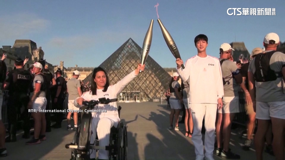 奧運火炬國慶日抵巴黎　行經知名景點民眾歡呼