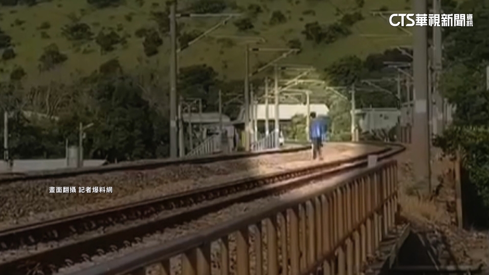 鐵軌當大街？男闖鐵軌「閒晃4分鐘」　下秒火車來了