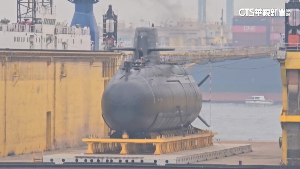海鯤潛艦乾塢注水完畢　啟動出塢移91號碼頭