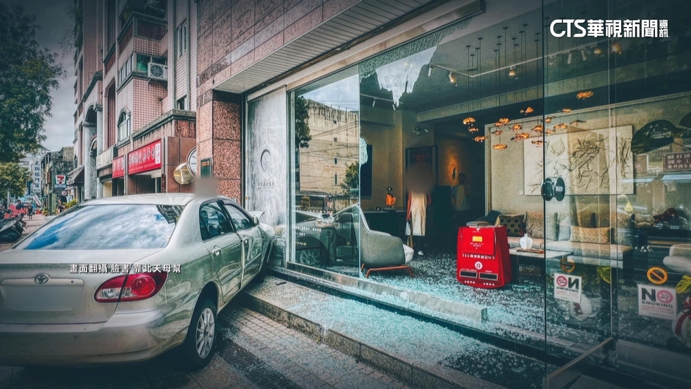 翁開車暴衝30公尺　撞飛郵筒噴藝品店「倒頭栽」
