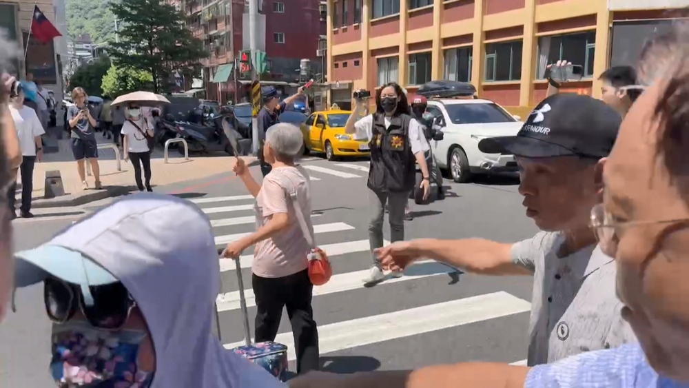 遭分局長逼3秒過馬路　基隆嬤提告後遭「查水表」：如同年少戒嚴氛圍