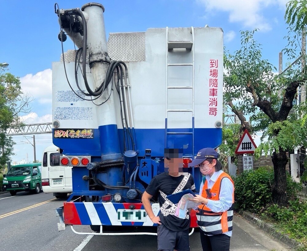 飼料車竟是白牌！監理站重罰80萬　駕照、車牌一併吊扣
